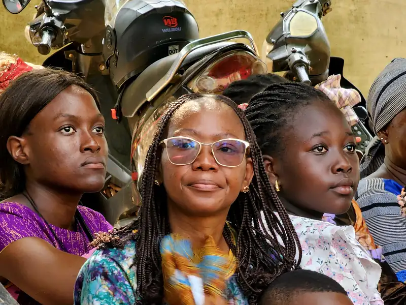 Des jeunes et des enfants de la famille, assis ensemble.