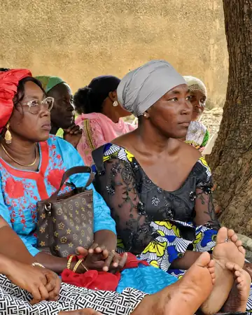 Deux femmes de la famille assises côte à côte.